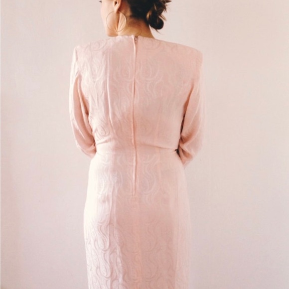 Vintage silk dress in a soft pink beaded by hand - Picture 3 of 4